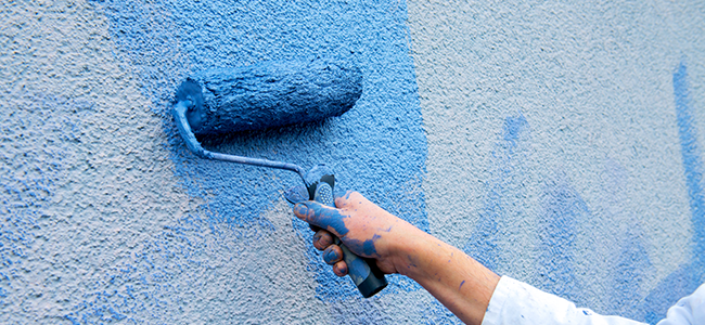 Wand wird mit blauer Farbe gestrichen